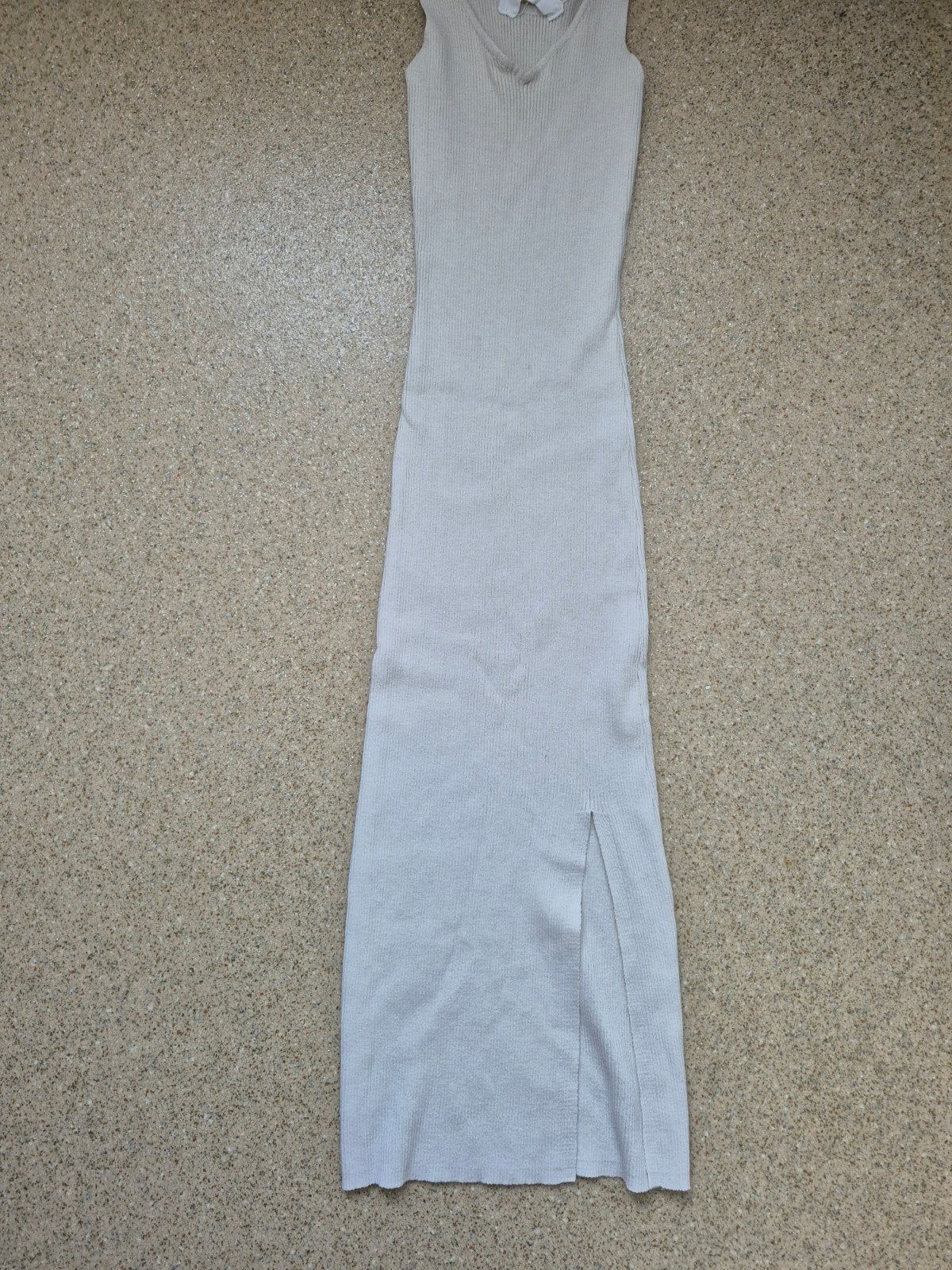 Lichtgrijze geribbelde maxi jurk met split. Primark, Ophalen of Verzenden, Maat 36 (S), Grijs, Onder de knie