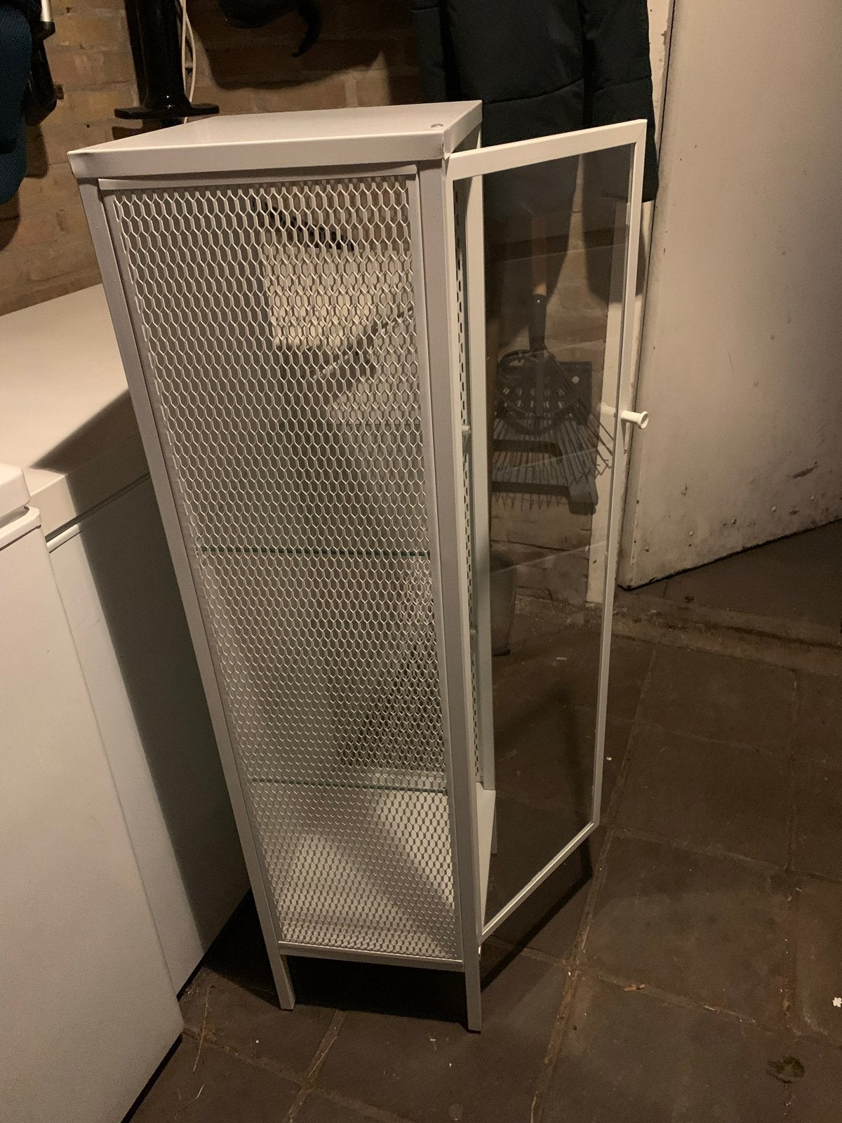 Witte vitrinekast met glazen deur en metalen rooster, Huis en Inrichting, Kasten | Vitrinekasten, Gebruikt, 100 tot 150 cm, Minder dan 50 cm