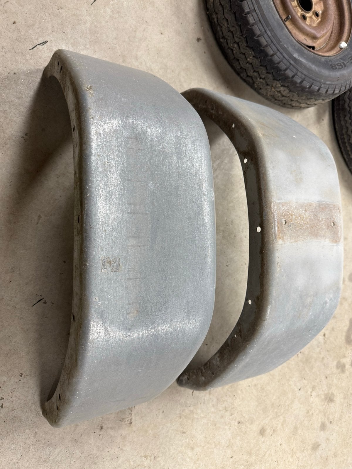 Set van 2 spatborden en 2 wielen met banden (165R13C), Auto diversen, Ophalen of Verzenden, Gebruikt