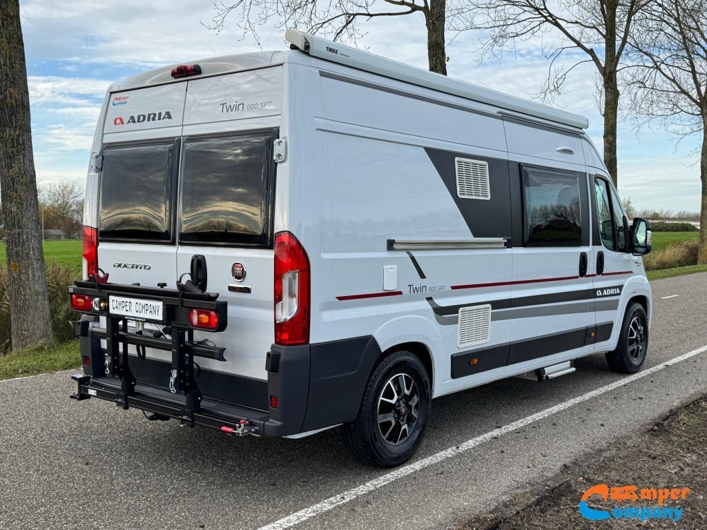 Adria Twin 600 SPT Dwarsbed | Euro 6 | Busbiker, Caravans en Kamperen, Fiat, 6 tot 7 meter, Bedrijf, Tot en met 3