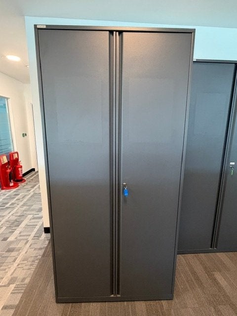 Triumph Roldeurkast /opbergkast / garagekast / kast, 2 stuks, Gebruikt, 100 tot 150 cm, 200 cm of meer, Ophalen of Verzenden