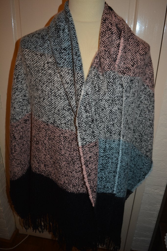 brede en lange warme shawl, Ophalen of Verzenden, Zo goed als nieuw, Maat 46/48 (XL) of groter, Sjaal