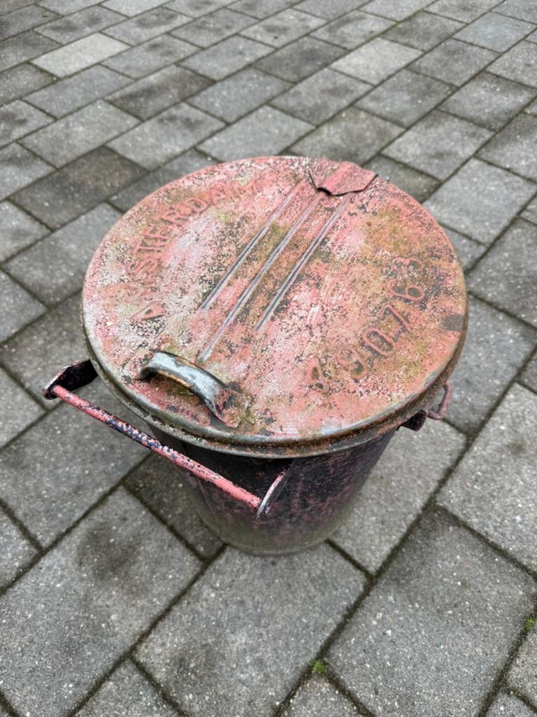 Twee oude metalen afvalbakken, Ophalen, Gebruikt, Metaal, Minder dan 50 cm