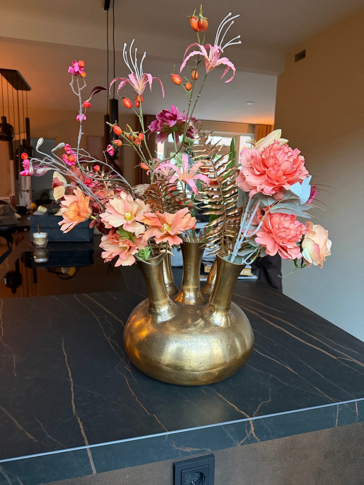 Gouden toetervaas met zijde bloemen, Huis en Inrichting, Ophalen, Inclusief decoratie, Zo goed als nieuw, Metaal