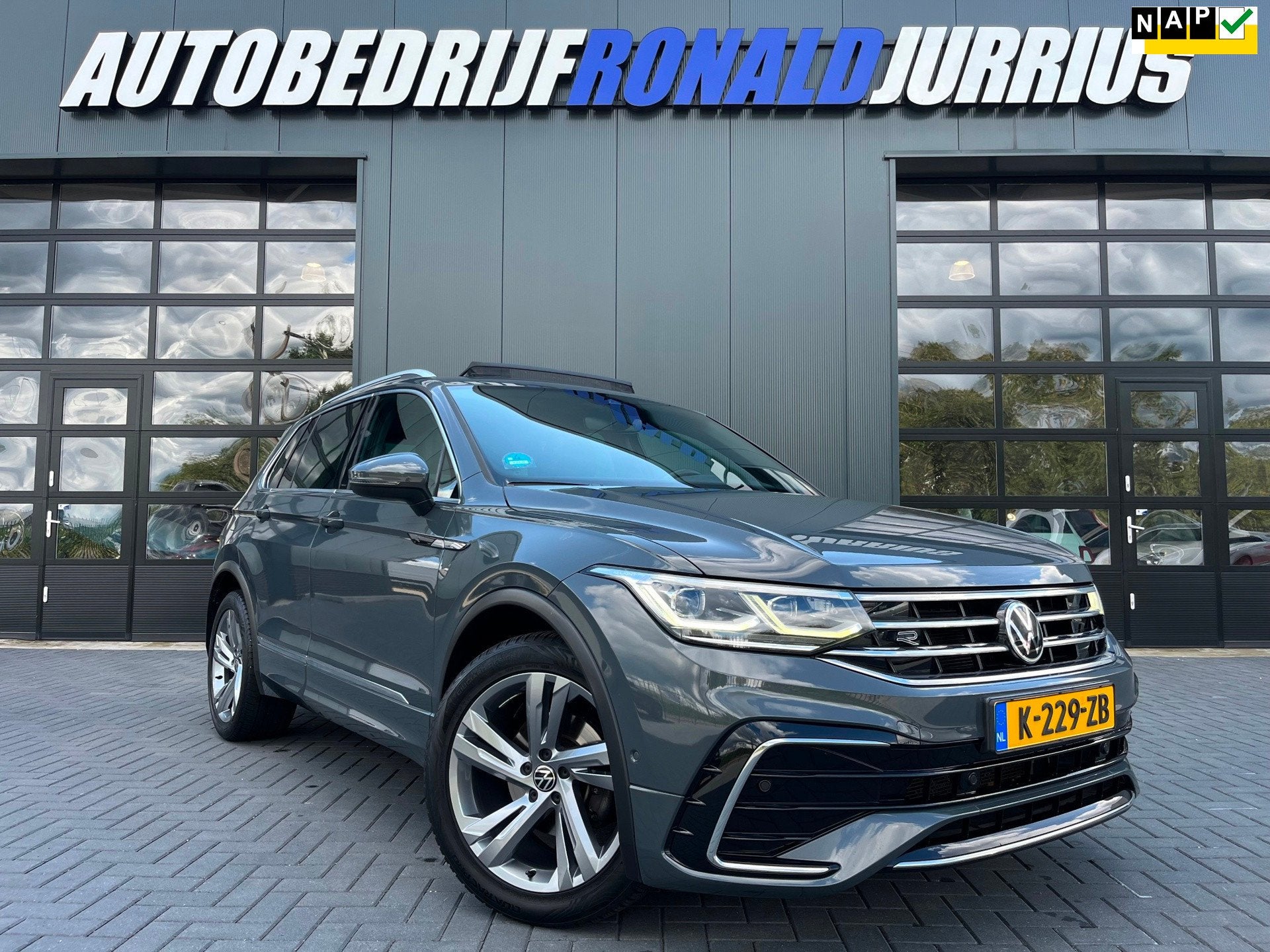 Volkswagen Tiguan 1.5 TSI R-Line Business+ NLAuto/Panoramada, Auto's, 1441 kg, 4 cilinders, 150 pk, Origineel Nederlands