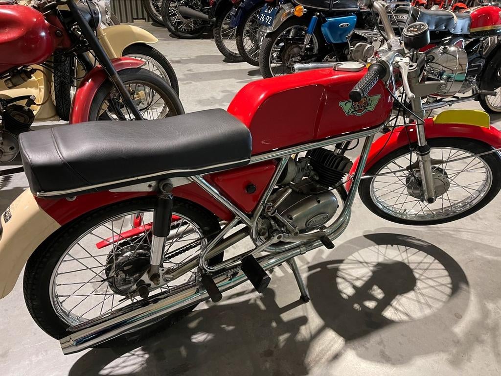 Jamathi  type 1 bromfiets ( liefst rood). Gezocht, Fietsen en Brommers, Brommers | Oldtimers, Ophalen