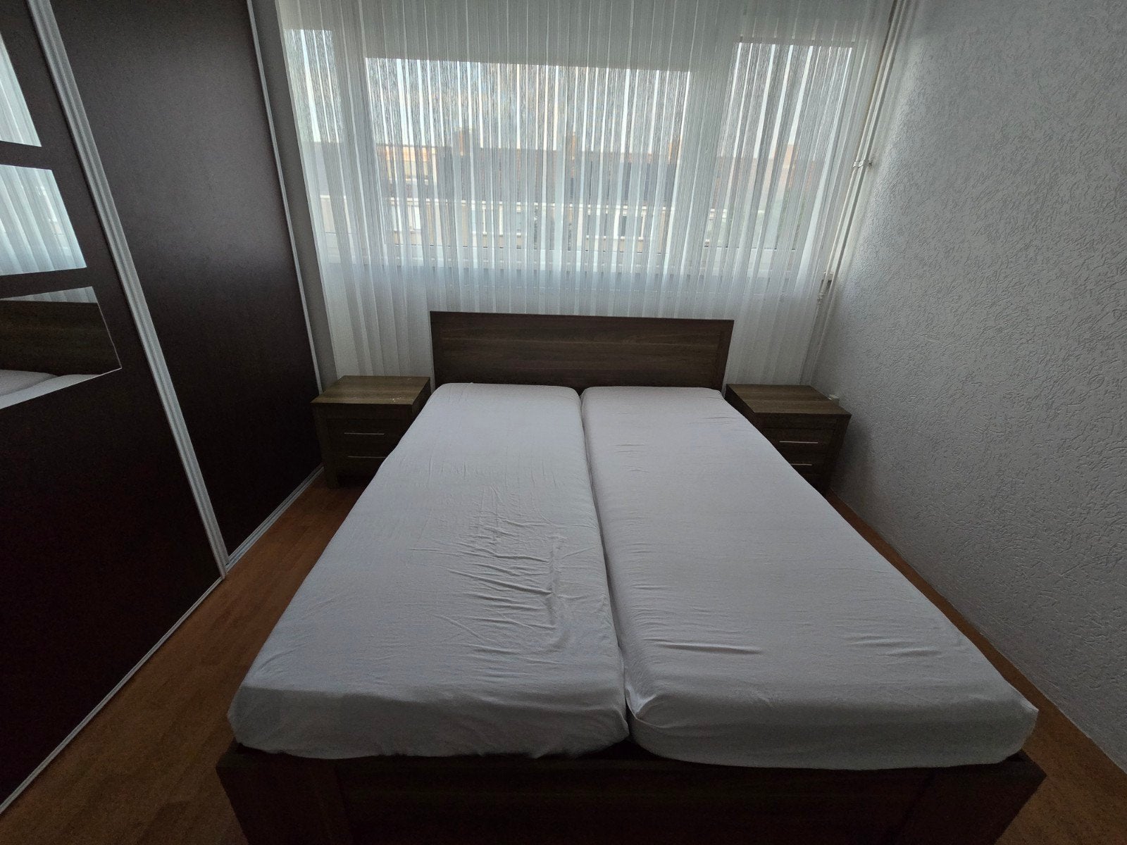Bed inclusief elektrische lattenbodem, matras en nachtkastje, Gebruikt, 90 cm, Eenpersoons, Wit