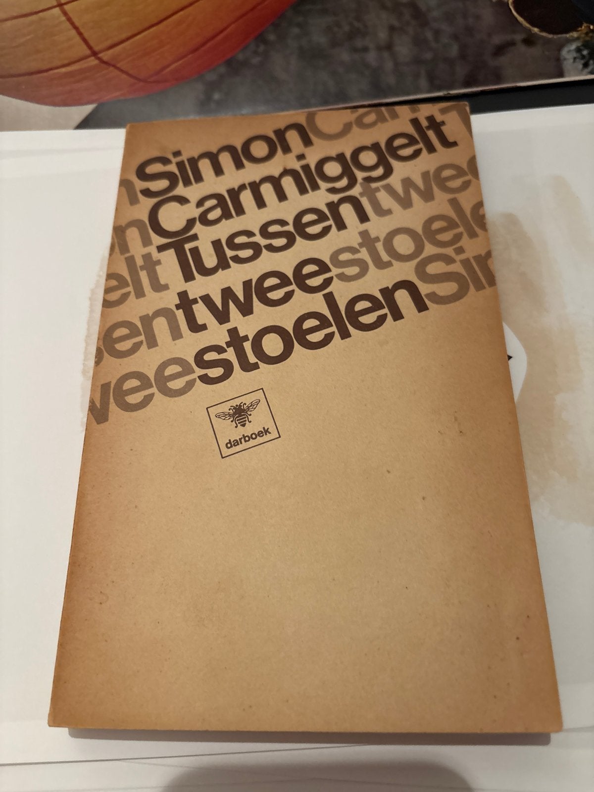 Simon Carmiggelt - Tussen twee stoelen (1970), Ophalen, Gelezen, Nederland