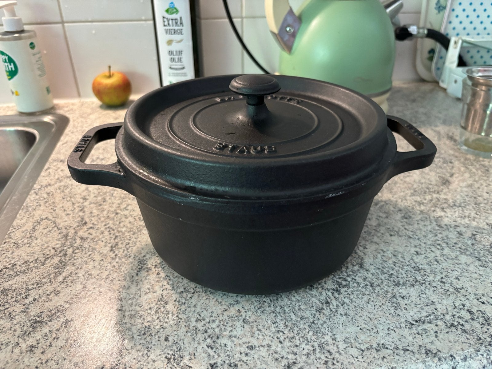 Staub La Cocotte Gietijzeren Braadpan - Zwart, 22 cm, Ophalen, Gebruikt, Met deksel, Braadpan