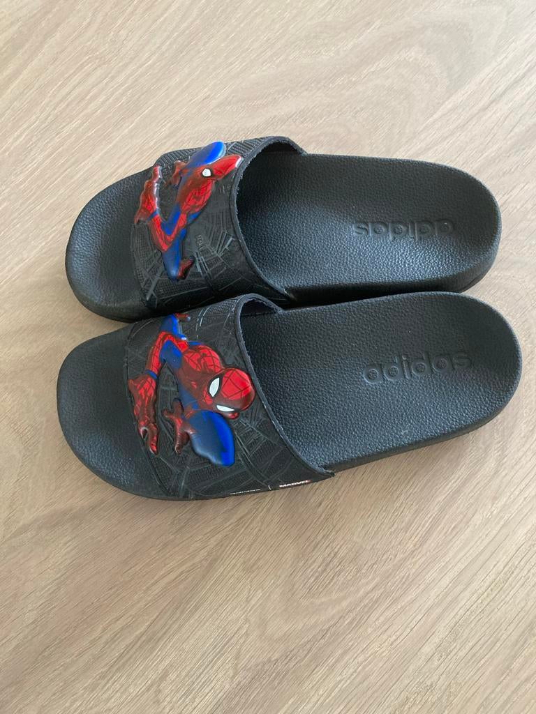 Adidas Marvel Spiderman slippers - Maat 32, Kinderen en Baby's, Kinderkleding | Schoenen en Sokken, Ophalen of Verzenden, Gebruikt