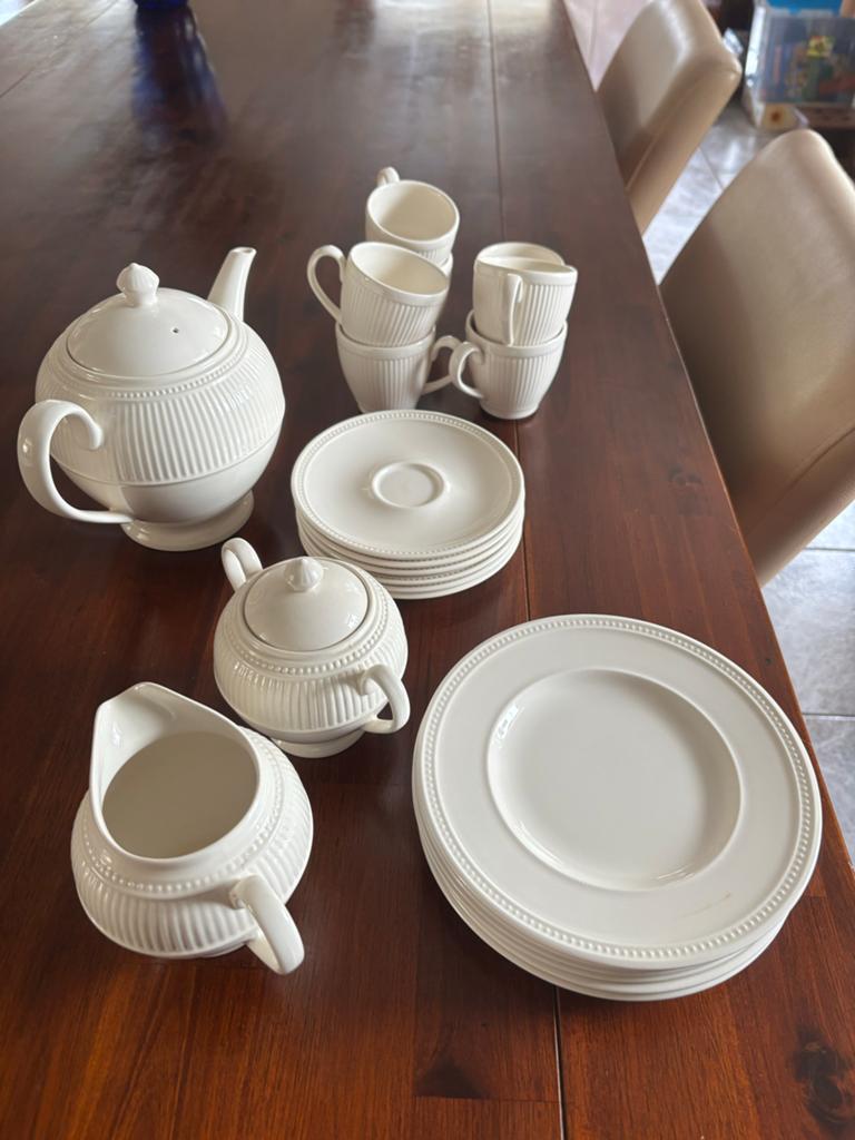 AH Wedgewood theepot, melkkan, suikerpot, kopjes, Huis en Inrichting, Keuken | Servies, Ophalen, Keramiek, Zo goed als nieuw, Effen