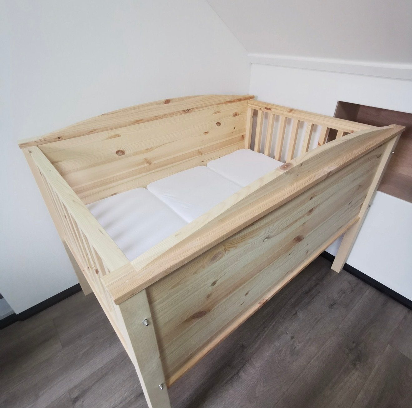 Houten wieg voor drieling - Handgemaakt en stevig, Kinderen en Baby's, Ophalen, Zo goed als nieuw, Wieg