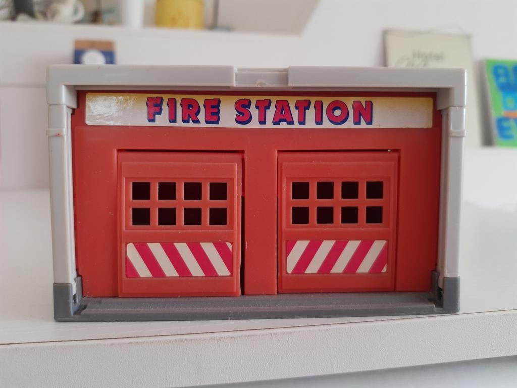Oud vintage Matchbox brandweerstation - 1990, Ophalen of Verzenden, Gebruikt
