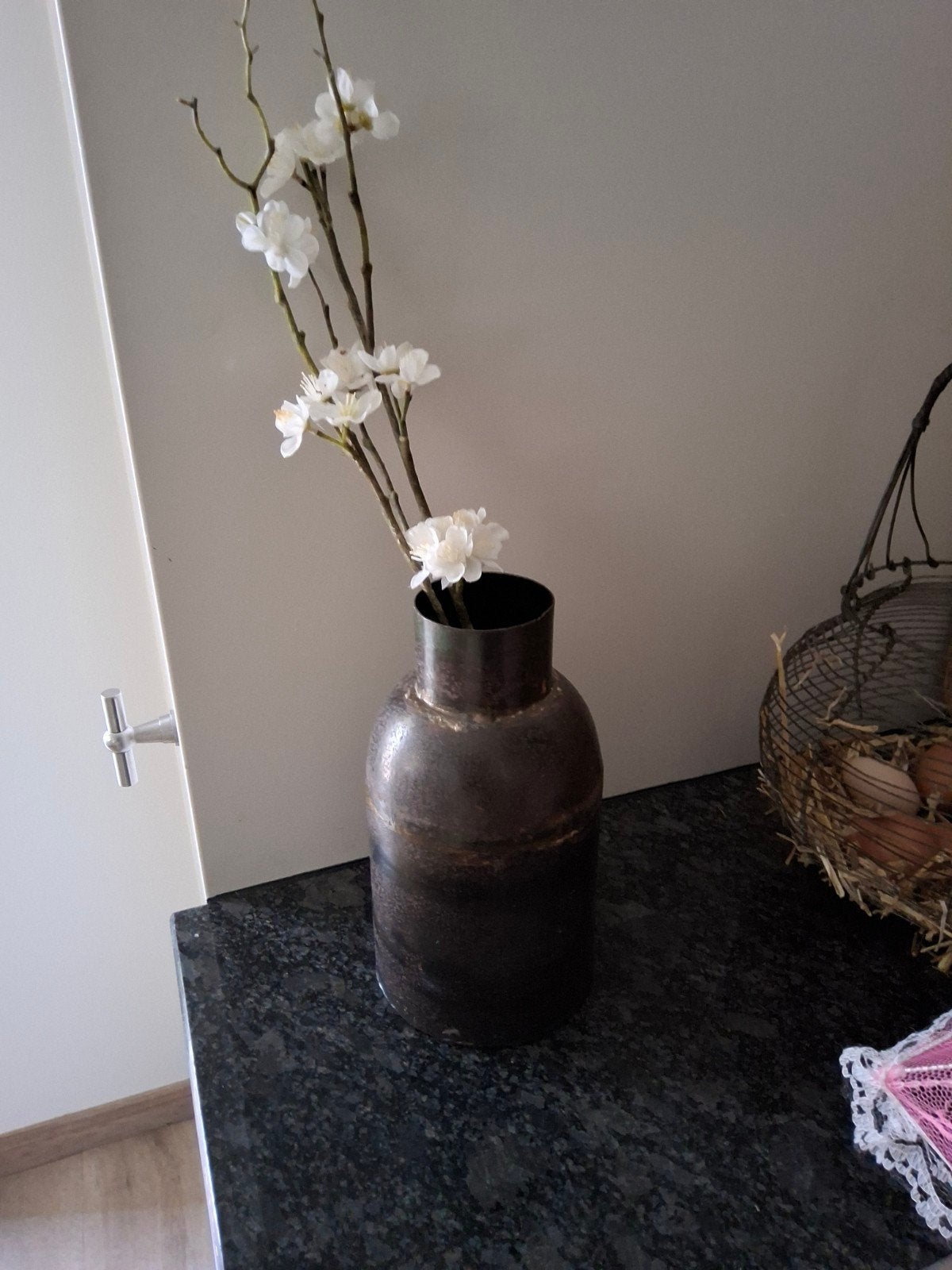 Decoratieve metalen vaas met kunstbloemen, Ophalen of Verzenden