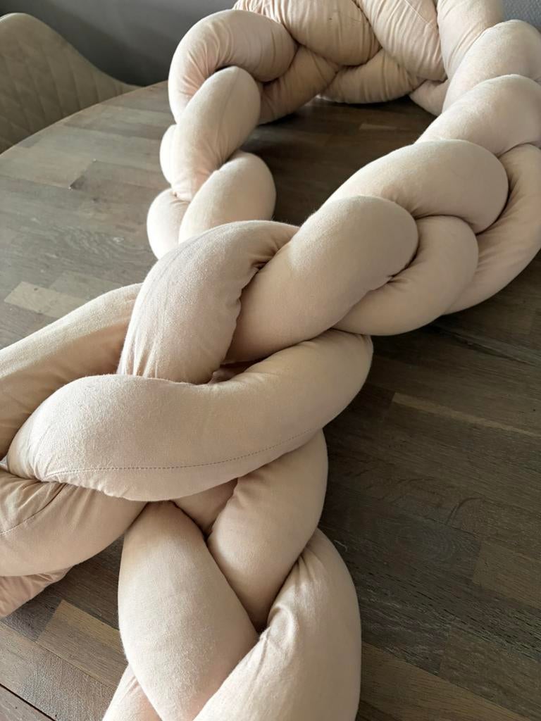 Bed bumper ledikant unisex beige roze, Jongetje of Meisje, Beige, Ophalen of Verzenden, Zo goed als nieuw