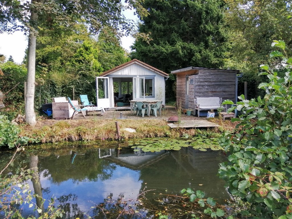 Te koop: Zeer charmant zomerhuisje aan het water., Vakantie, Vakantiehuizen | Nederland, Recreatiepark, Tuin, Groningen, 1 slaapkamer