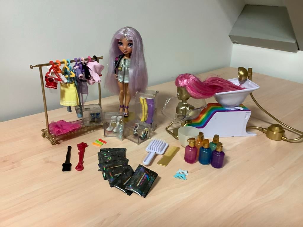 Rainbow High pop met kledingrek en haarwasbak, Ophalen of Verzenden, Gebruikt, Overige typen