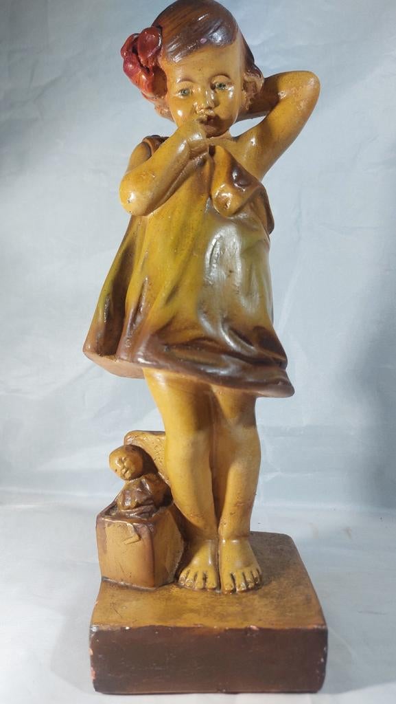 Prachtig Art Deco Beeldje "Verlegen Meisje" – Novita Bruxell, Antiek en Kunst, Ophalen of Verzenden, 20 - 50 cm, Steen of Keramiek