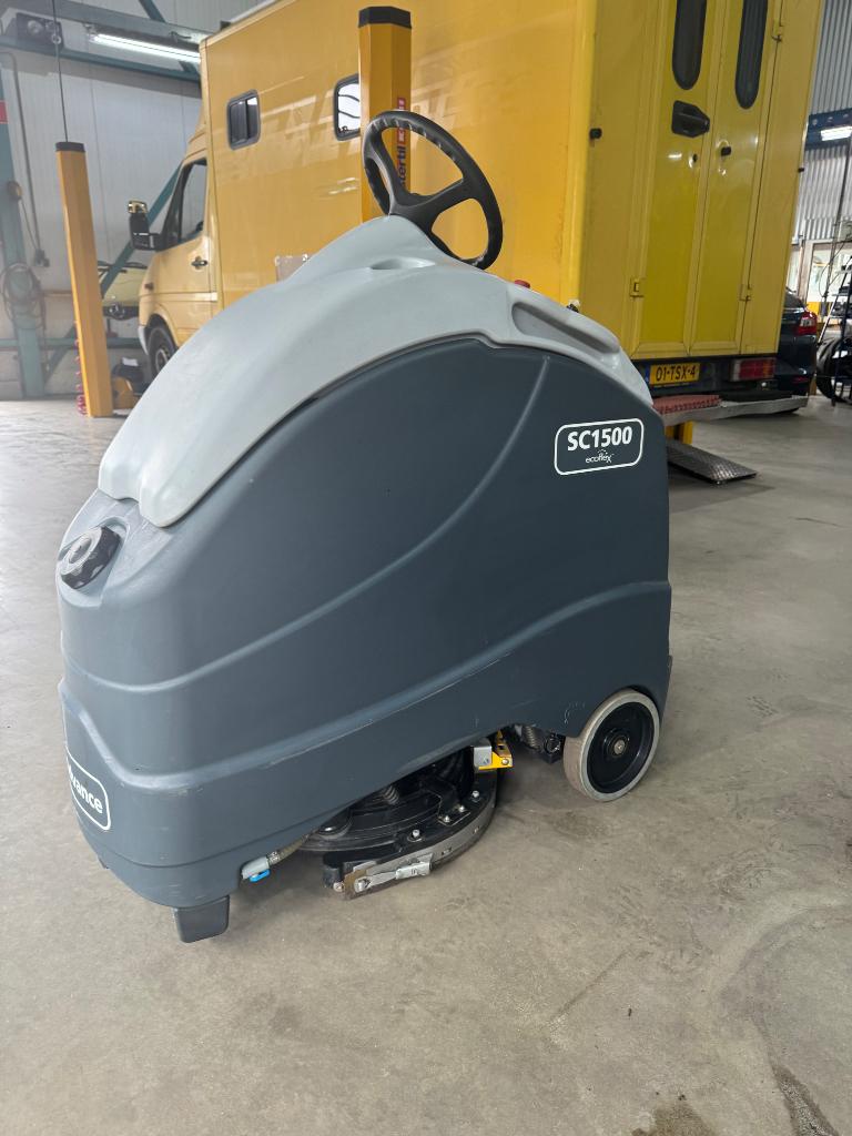Schrobzuigmachine, Doe-het-zelf en Verbouw, Reinigingsmachines, Ophalen, Zo goed als nieuw, Schrobmachine