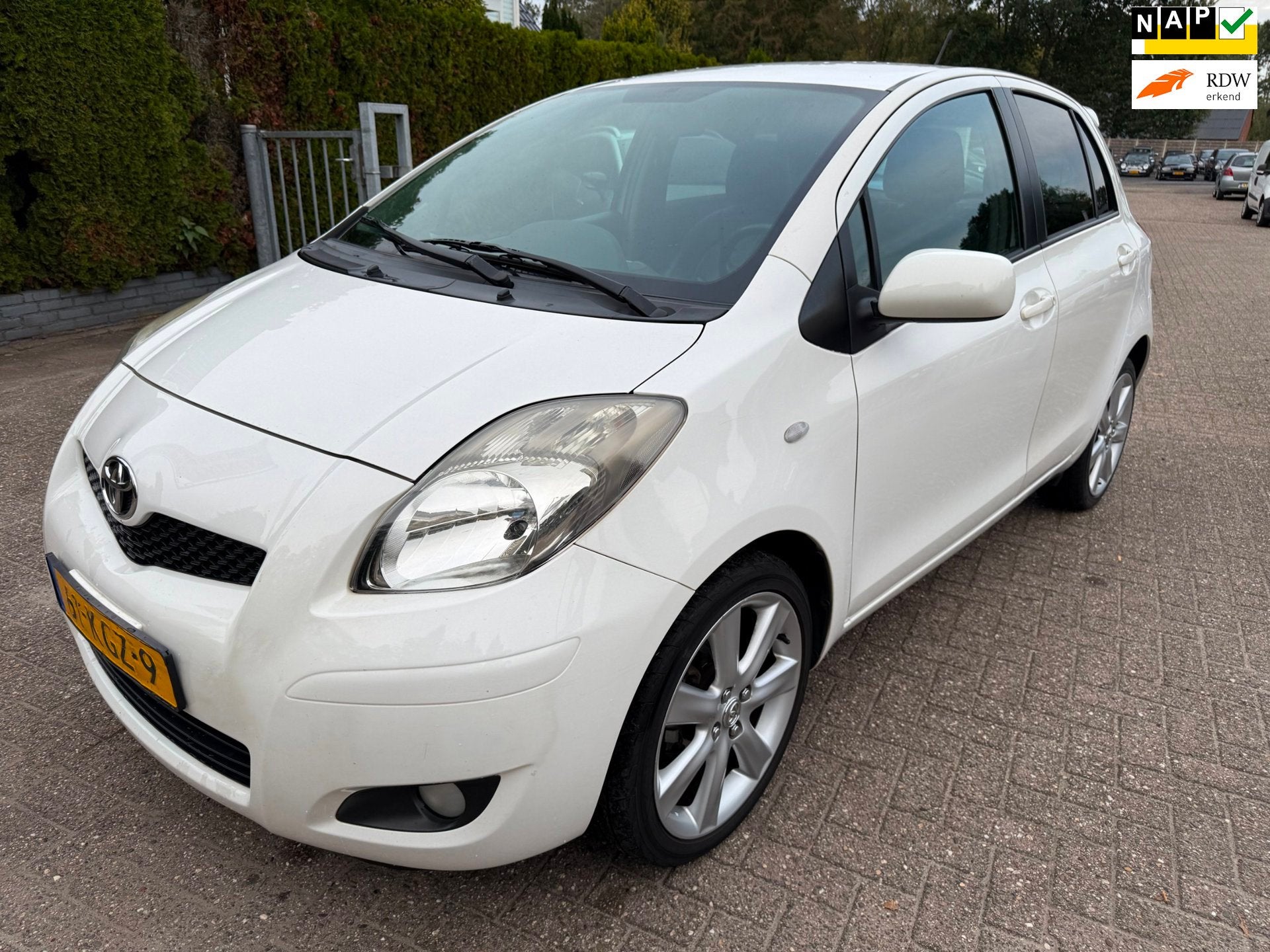 Toyota Yaris 1.3 VVTi 5-DRS Dynamic AIRCO LEDER STOELVERW LM, Auto's, Voorwielaandrijving, 101 pk, Zwart, 4 cilinders