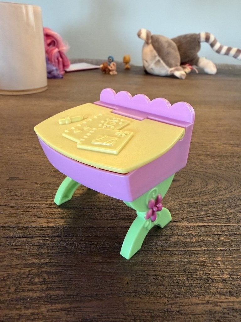 Littlest Pet Shop schoolbankje met 2 boekjes - Hasbro LPS, Verzamelen, Ophalen of Verzenden, Gebruikt