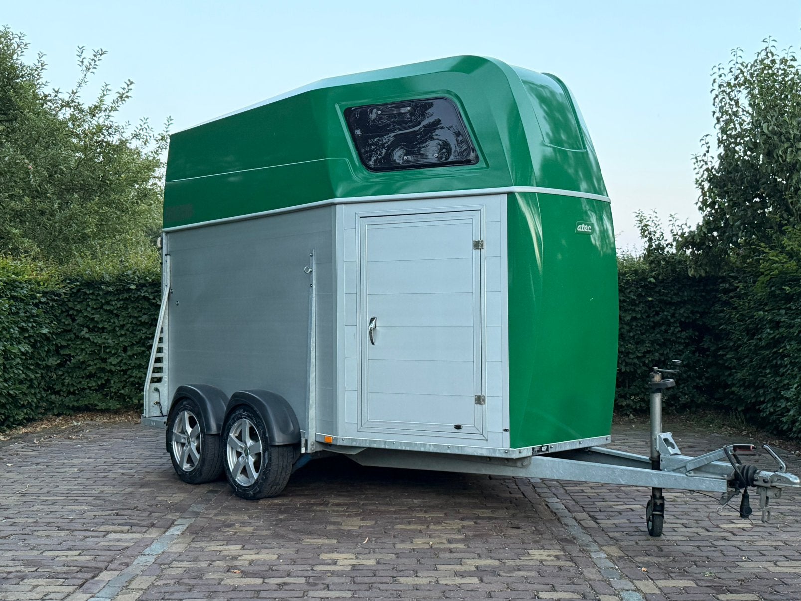 Mooie 2 paards atec vol aluminium, zadelkamer, klep deur, Ophalen, Aluminium, Zo goed als nieuw, 2-paards trailer