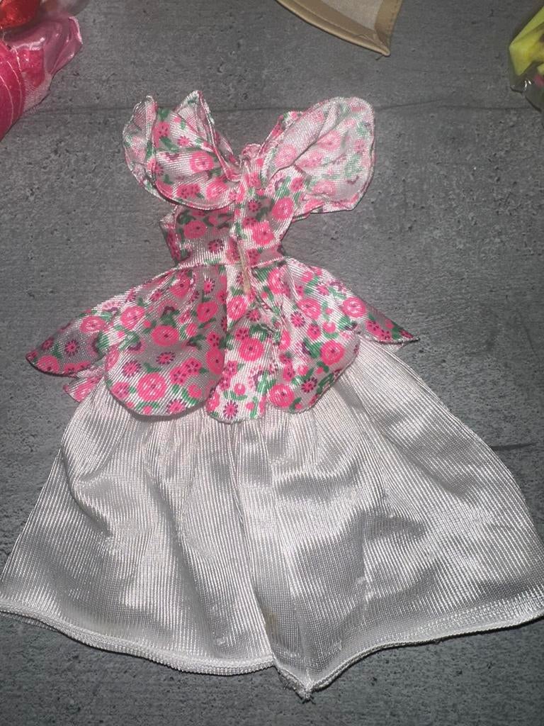 601 Barbie jurk roze bloemenprint en witte rok, Ophalen of Verzenden, Gebruikt