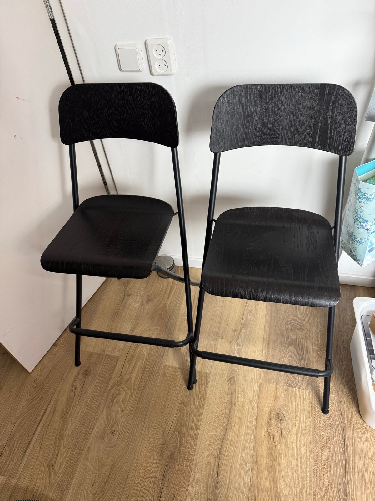 Twee zwarte IKEA barkrukken met rugleuning, Ophalen, Gebruikt, Met voetsteun, 60 tot 90 cm