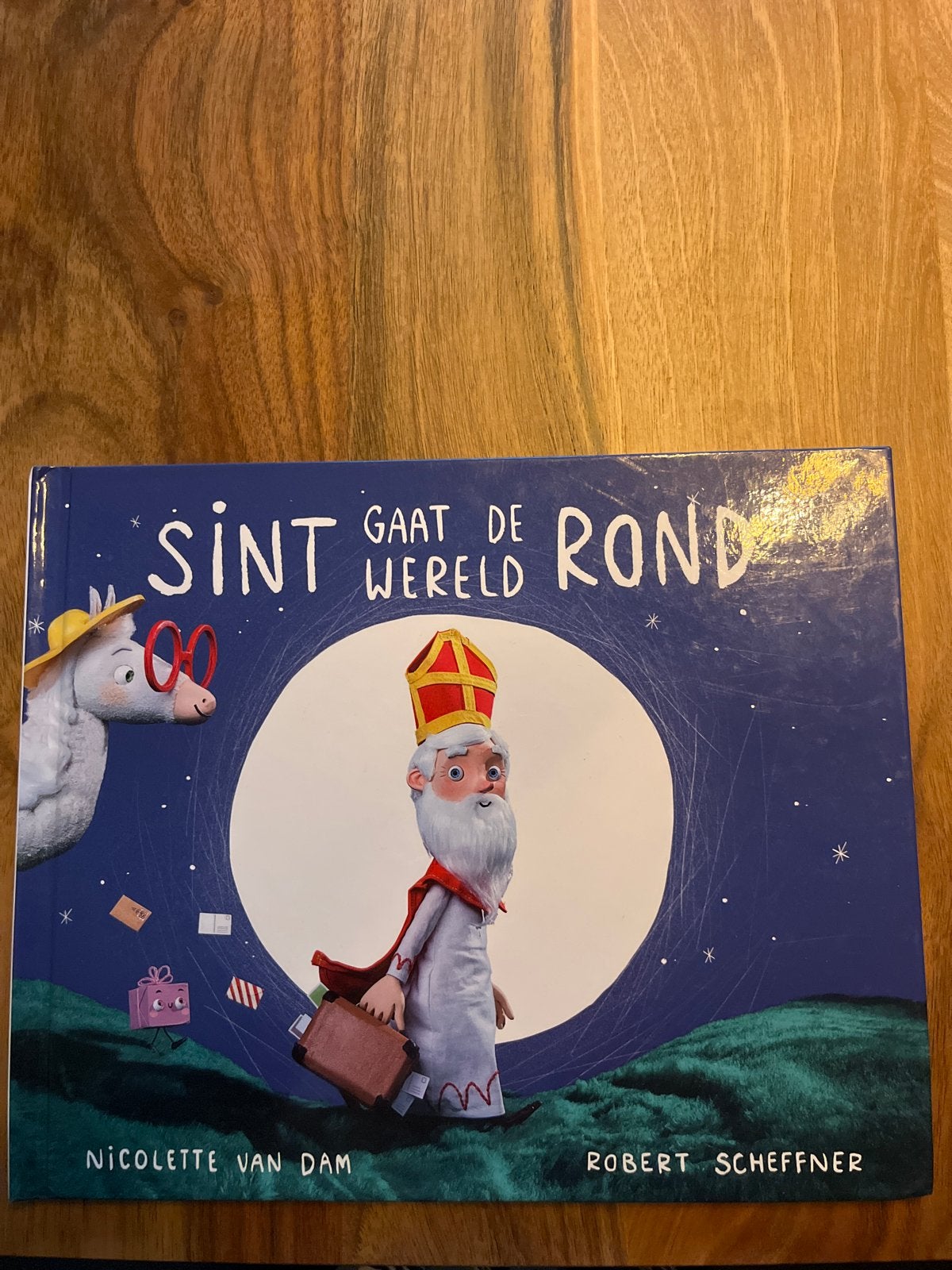 Sint Gaat De Wereld Rond - Nicolette van Dam, Ophalen of Verzenden, Zo goed als nieuw, Sprookjes