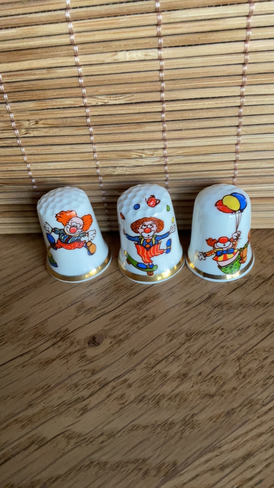 3  vingerhoedjes met  Clouwtjes, Verzamelen, Vingerhoedjes, Ophalen of Verzenden, Nieuw, Porselein, Nederland