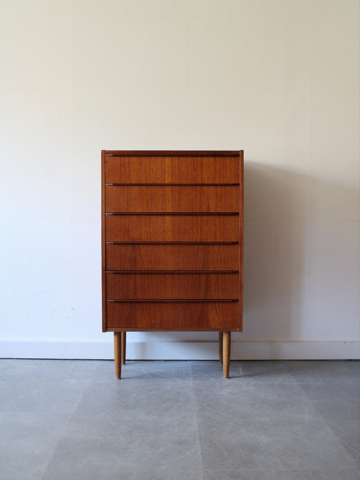 Vintage Deense smalle ladekast in teak, 5 laden of meer, 100 tot 150 cm, Zo goed als nieuw, Vintage retro midcentury Deens design