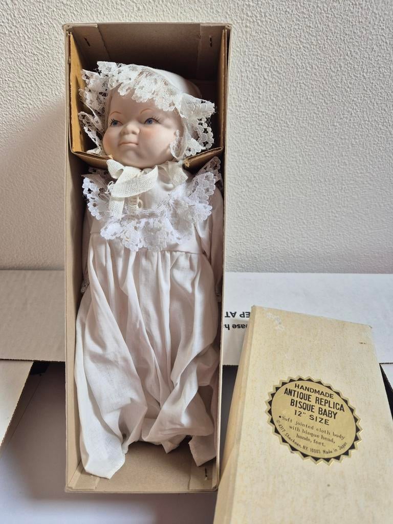 Antieke replica bisque babypop 12" in originele doos, Ophalen of Verzenden, Zo goed als nieuw, Babypop