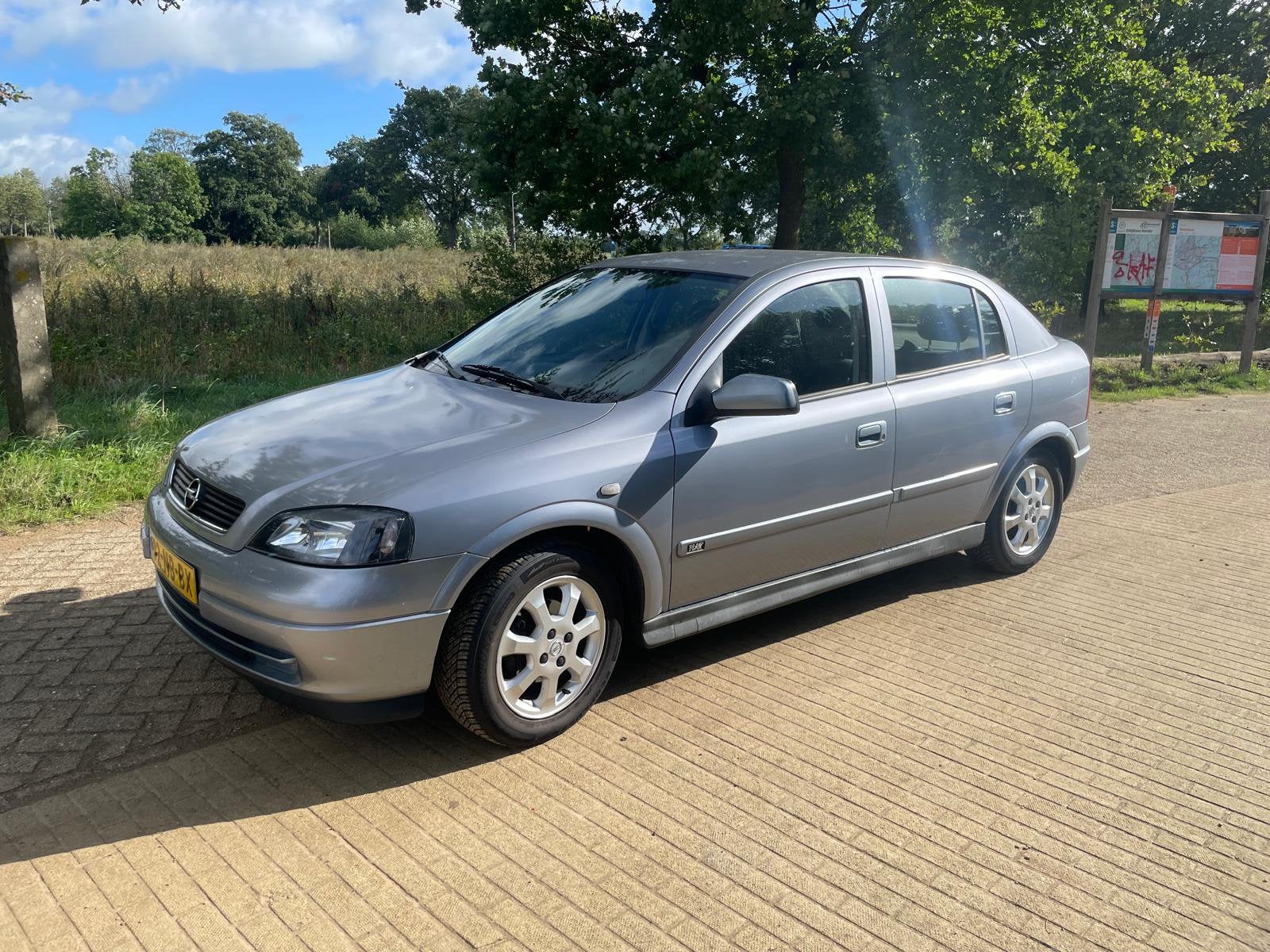 Opel Astra 1.6 8V 5D 2003 Grijs, Voorwielaandrijving, 4 cilinders, 1095 kg, 49 €/maand