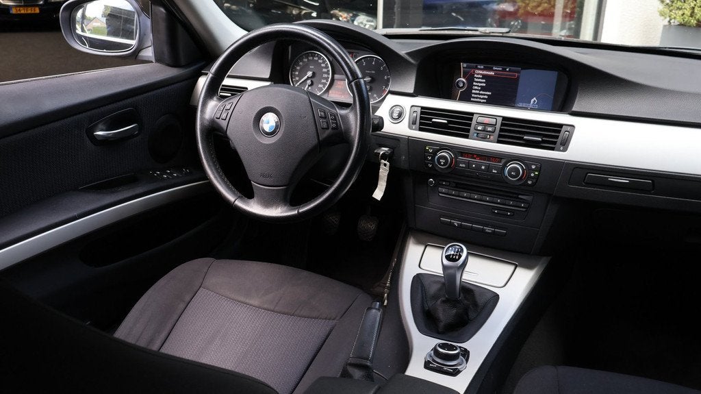 BMW 3-serie 320i Business Line|Navi|Cruise|PDC|LMV|Xenon|LCI, Zwart, 4 cilinders, Zwart, Origineel Nederlands