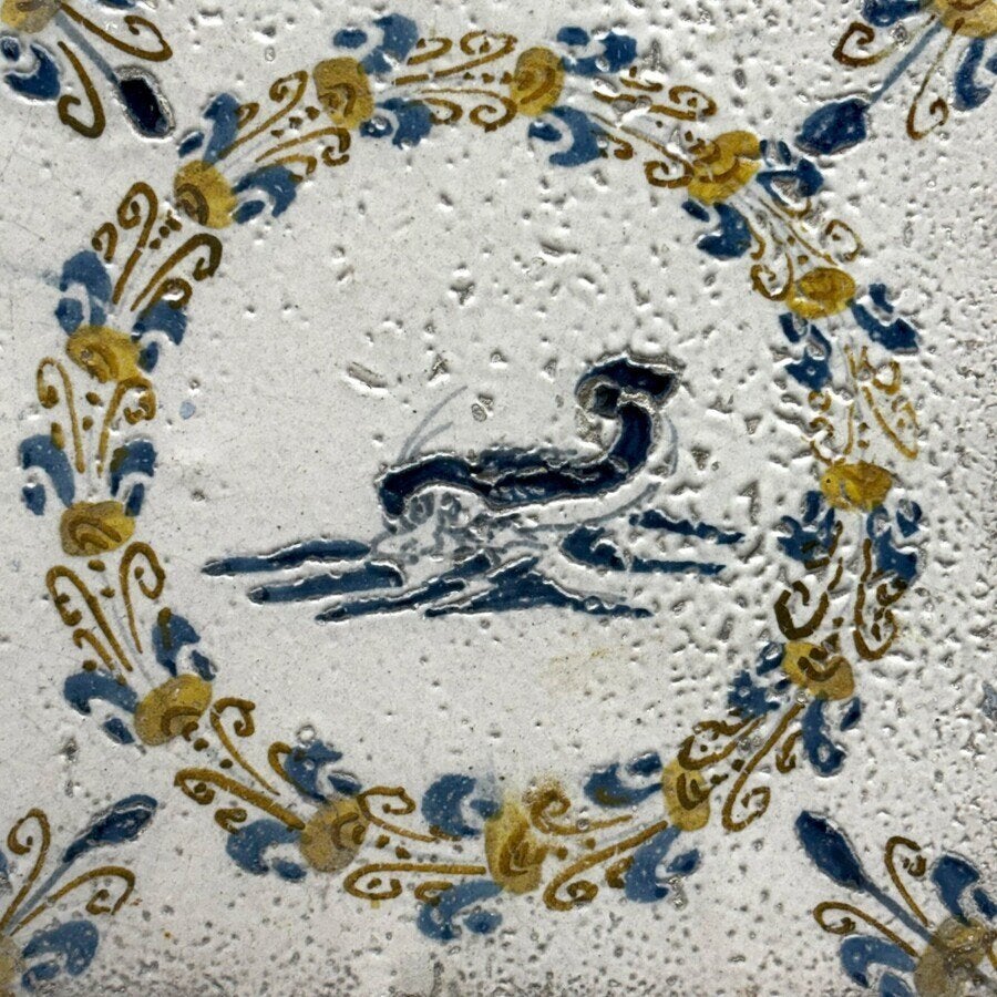 Een 17e eeuwse Haarlemmer aigrette tegel met walvis., Antiek en Kunst, Ophalen of Verzenden