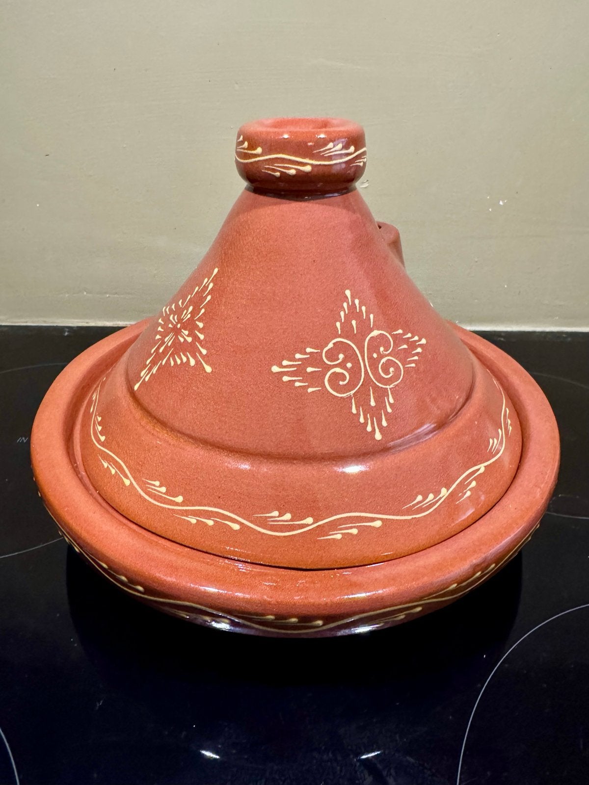 Mooie terracotta tajine met decoratieve patronen 26 cm, Ophalen, Overige typen, Zo goed als nieuw, Steen/keramiek