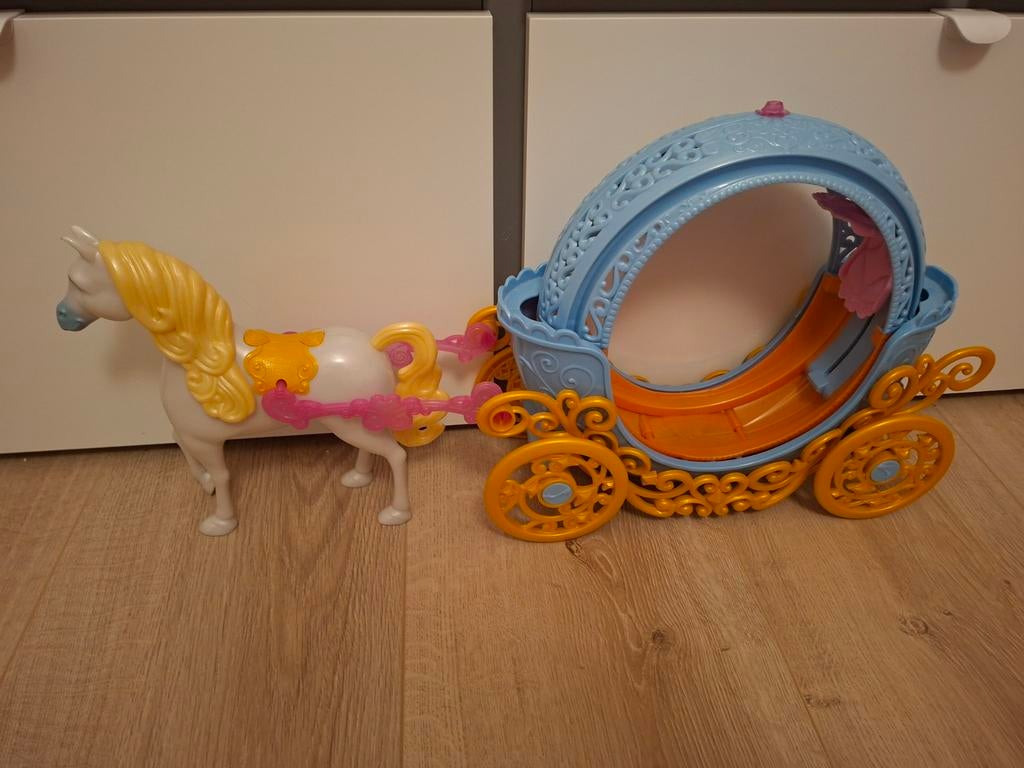 Te koop: barbie assepoester paard en koets, Kinderen en Baby's, Speelgoed | Poppen, Ophalen, Zo goed als nieuw, Barbie