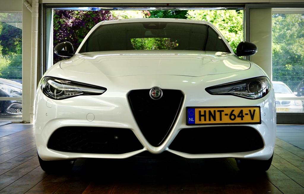 Alfa Romeo Giulia 2.0 T Veloce ti | 280 PK | | Carbon Elemen, Lichtsensor, 4 cilinders, 1505 kg, Wit