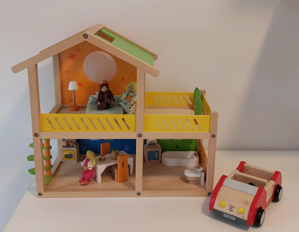 Happy Villa houten poppenhuis met auto (HAPE), Ophalen of Verzenden, Zo goed als nieuw, Poppenhuis