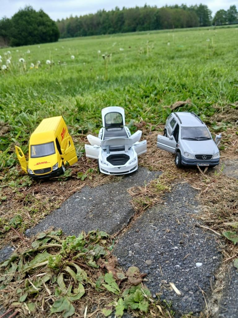 Leuke modelauto's: DHL busje, Tesla en Mercedes, Gebruikt, Auto, 1:32 tot 1:50, Ophalen