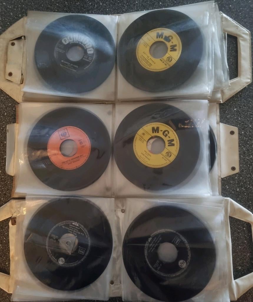 Vintage 45 toeren 68 stuks singles jaren 50/60  in draagmap, Ophalen of Verzenden, Gebruikt, Overige formaten