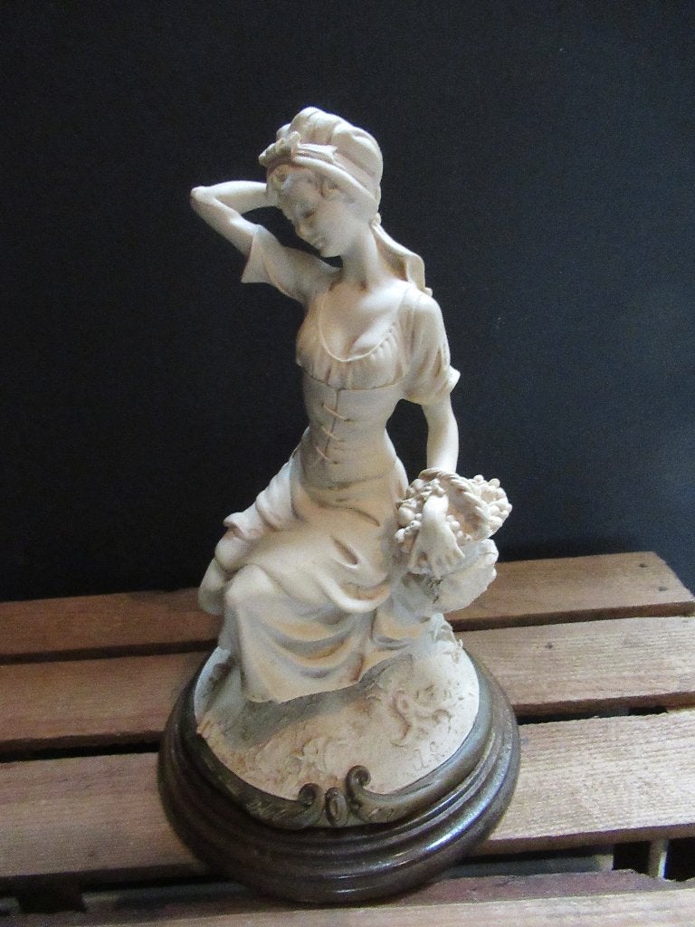 Guiseppe Armani klassiek romantisch beeldje, Antiek en Kunst, Ophalen of Verzenden, 20 - 50 cm, Beeld, Composieten
