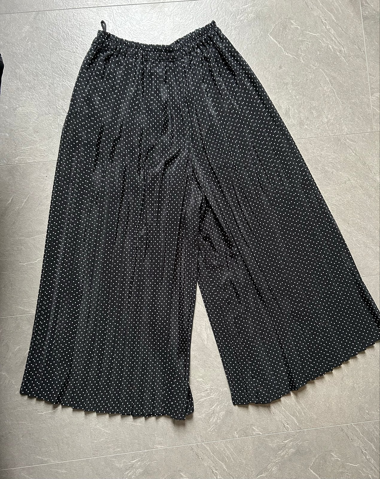 Zwarte culotte broek met witte stippen, Maat 38/40 (M), Zwart, Ophalen of Verzenden, Driekwart
