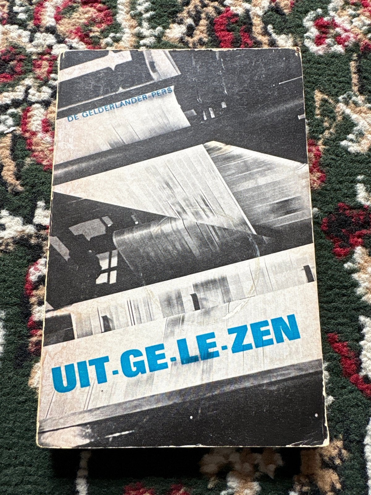 Uit-ge-le-zen - De Gelderlander Pers, Ophalen of Verzenden, Gelezen, Nederland