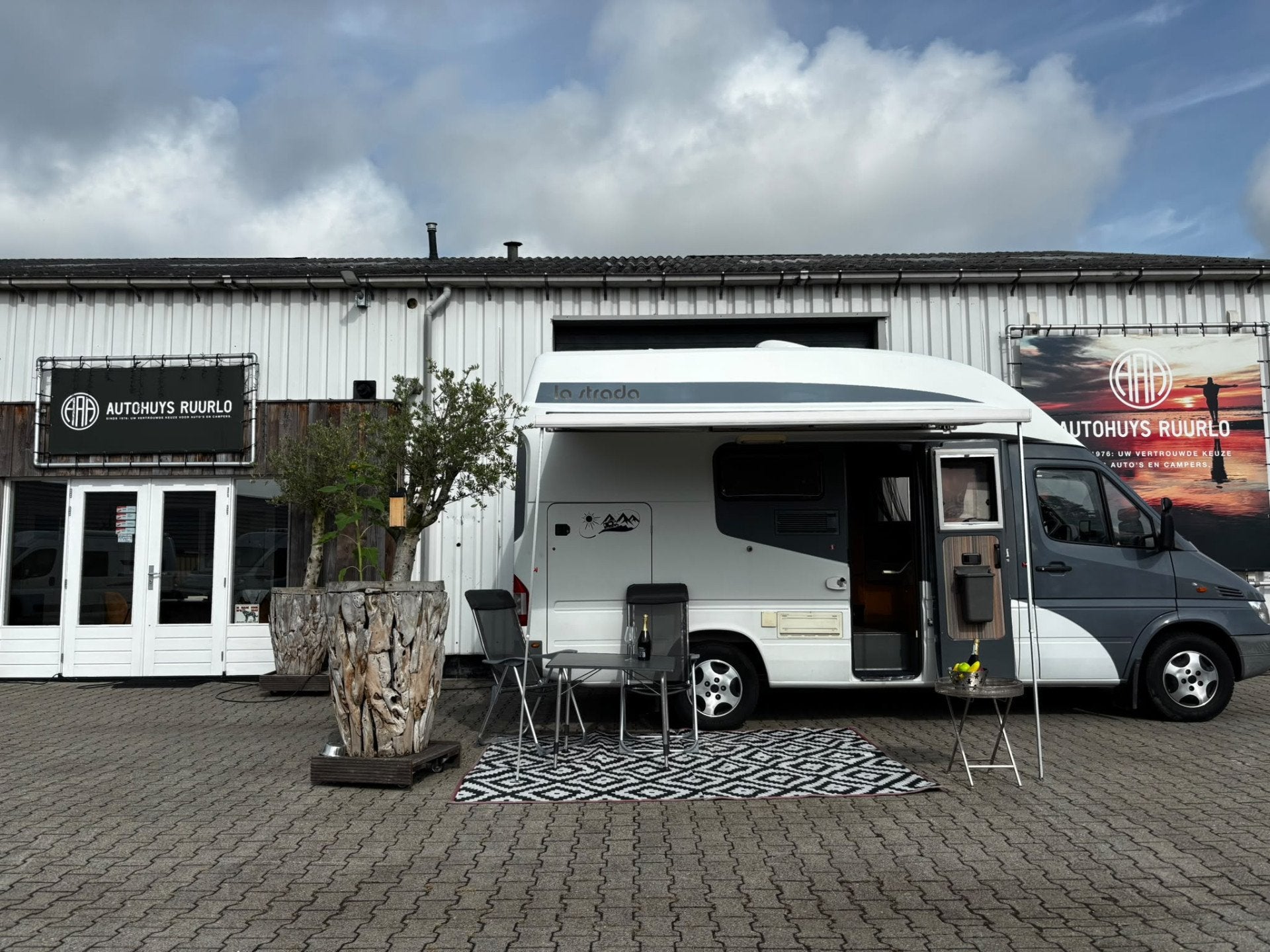 La Strada Nova L Mercedes 313 CDI Automaat | Uniek Airco, Caravans en Kamperen, Automaat, Buscamper of Camperbus, Ringverwarming