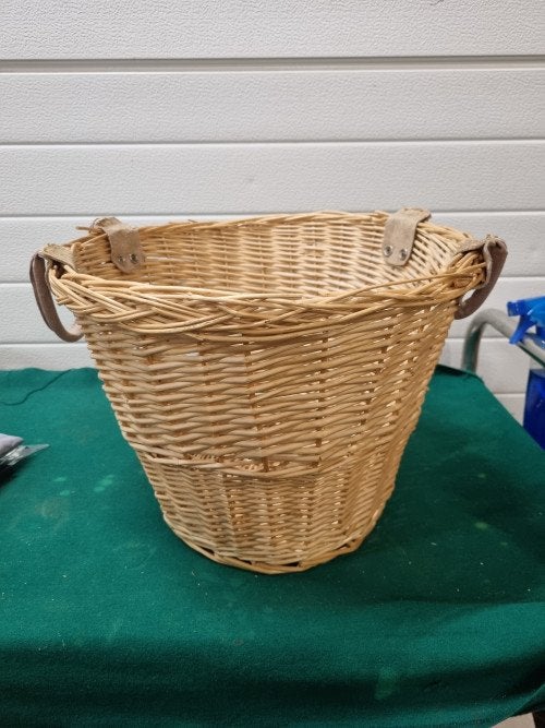 mand met leren handgrepen, Huis en Inrichting, Woonaccessoires | Schalen en Manden, Ophalen of Verzenden, 'T Olde Gre-j, Info@toldegrej.nl