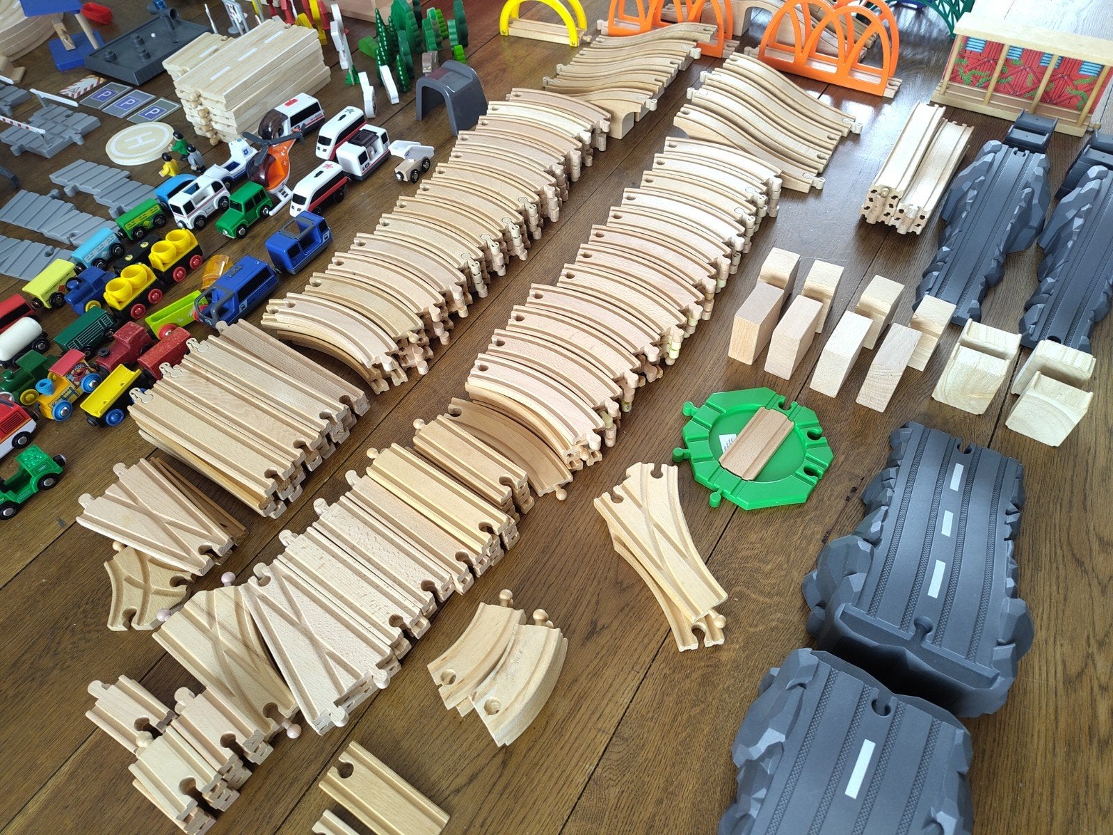 Grote houten treinbaan set met accessoires, Kinderen en Baby's, Speelgoed | Houten speelgoed, Ophalen, Gebruikt, Rij- of Hobbelspeelgoed