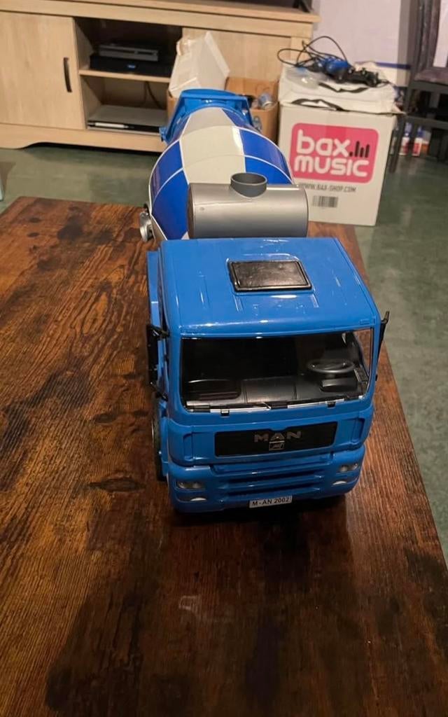 2 MAN Bruder vrachtwagens: Betonmixer en Kraanwagen, Kinderen en Baby's, Speelgoed | Speelgoedvoertuigen, Ophalen, Gebruikt