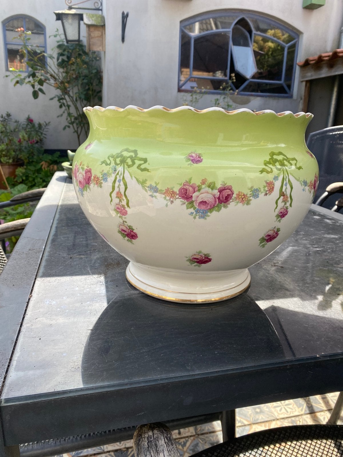 Grote antieke bloempot, Ophalen