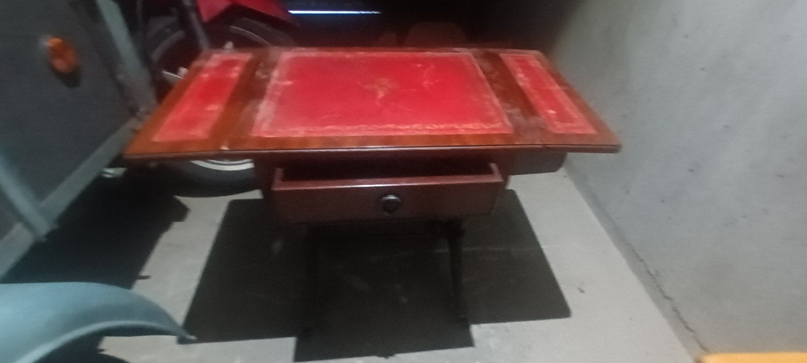 Antieke houten tafel met rood blad, Ophalen of Verzenden